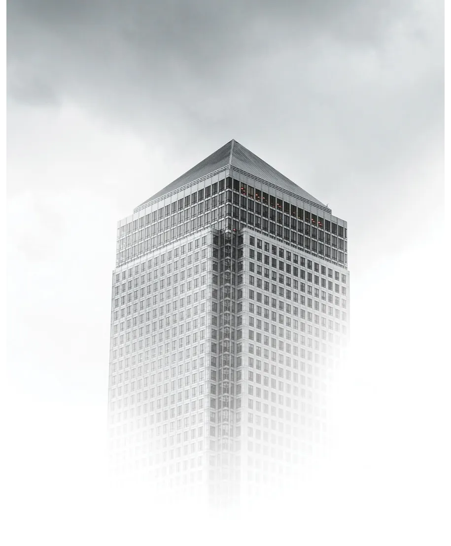 Wieżowiec we mgle - plakat