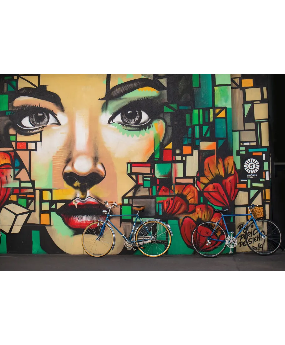 Kobieta na muralu - fototapeta