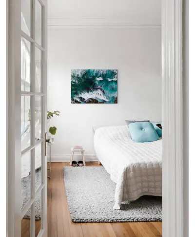 Fale uderzające o skały - obraz na płótnie